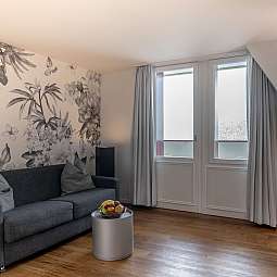 Elegantes Wohnzimmer mit Blumenmuster