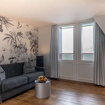 Elegantes Wohnzimmer mit Blumenmuster