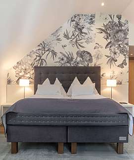 Elegantes Schlafzimmer mit Blumenmuster