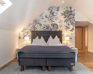 Elegantes Schlafzimmer mit Blumenmuster