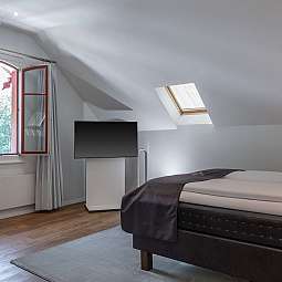 Helles Schlafzimmer mit Fenster
