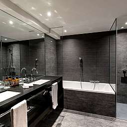 Moderne Badezimmergestaltung in Schwarz