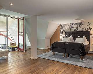 Elegantes Schlafzimmer mit Balkon