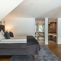Modernes Schlafzimmer mit Bad