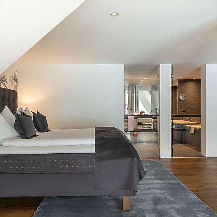 Modernes Schlafzimmer mit Bad