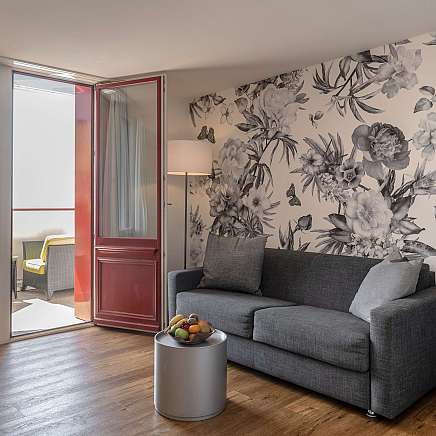 Moderne Wohnzimmereinrichtung mit Blumenmuster