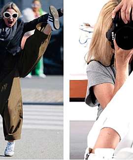 Eine Frau tanzt auf der Straße, die andere fotografiert sich selbst.